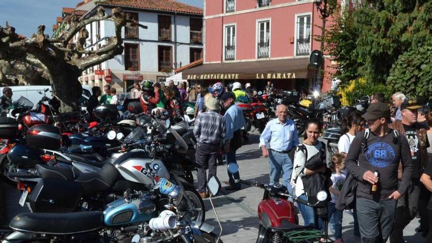 Algunas de las motos clásicas aparcadas en la plaza de la iglesia de Colombres.