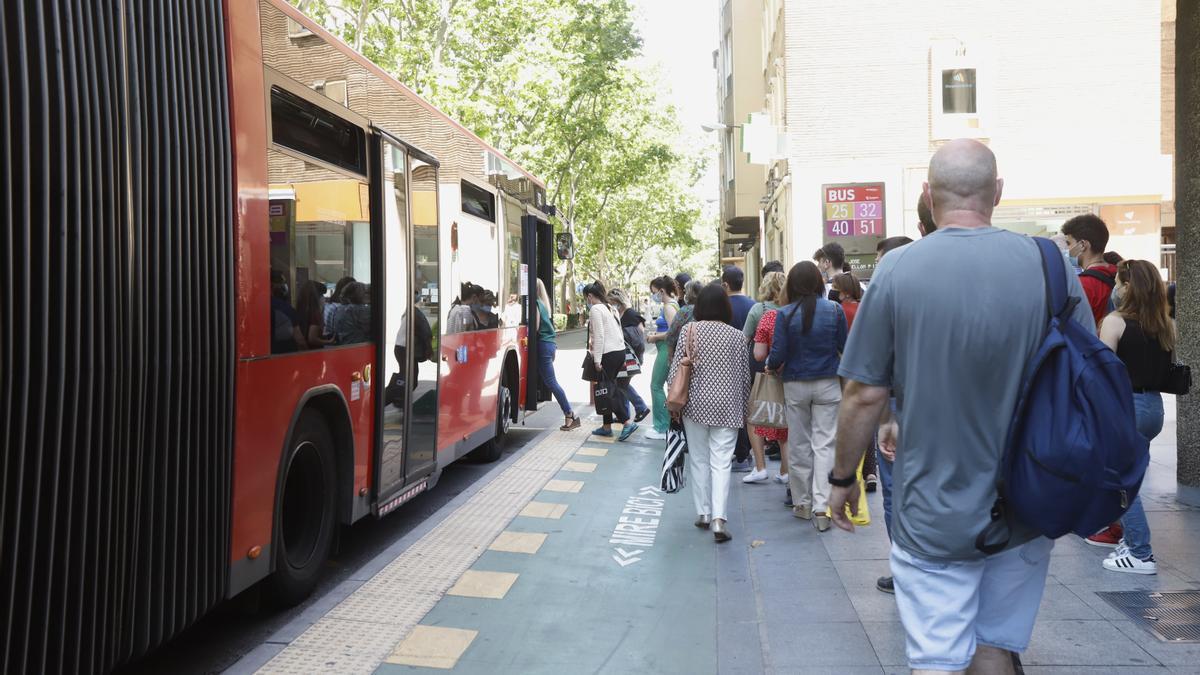 Usuarios accediendo al autobús urbano de Zaragoza, este lunes.