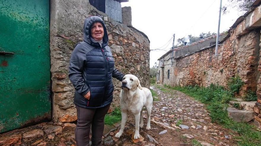 La última guardiana del pueblo que se resiste a morir