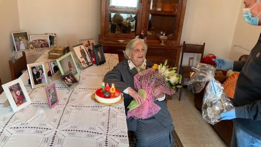 Una vecina de A Estrada cumple 100 años confinada en solitario