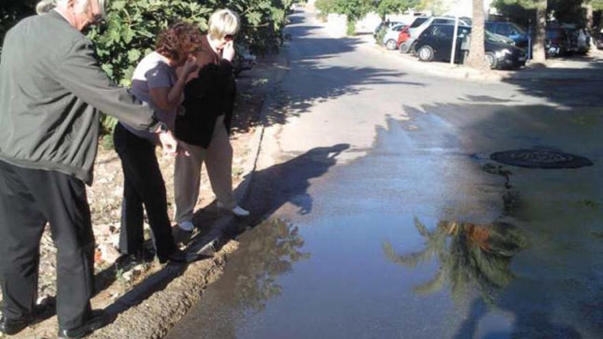 El vaciado de una piscina anega las calles por la poca capacidad del alcantarillado de la costa