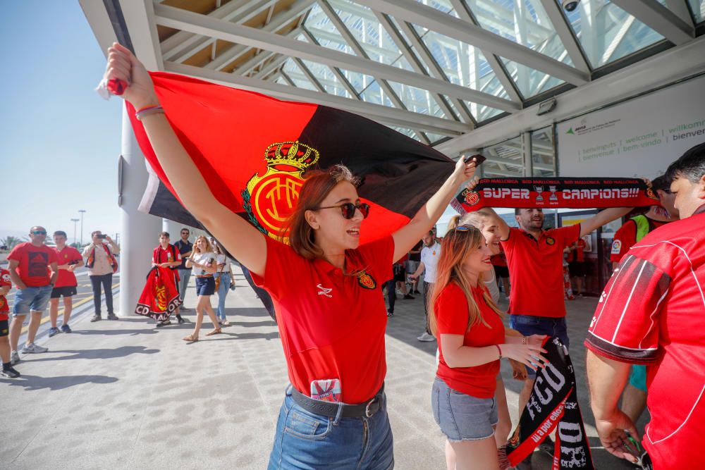 Aficionados despiden al Mallorca en Son Sant Joan: "Vamos a acender a Primera"