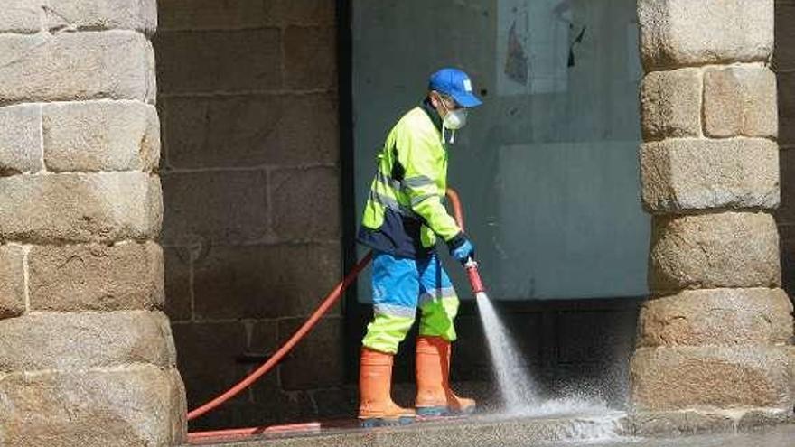 Un operario de limpieza desinfectando la Plaza Mayor. // I. Osorio