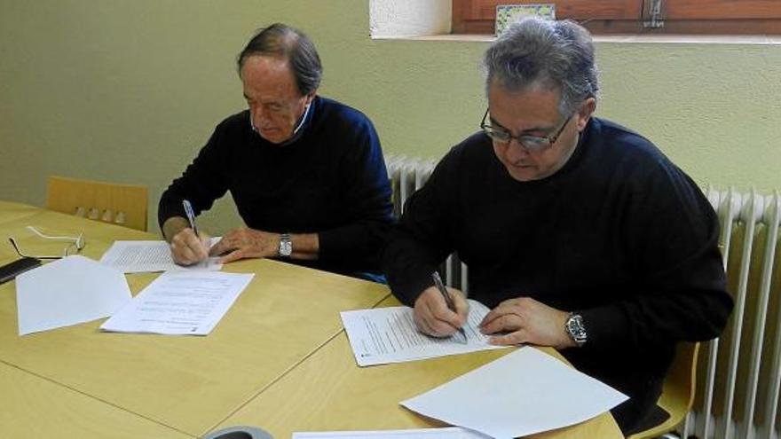 Pedro Sistac, propietari de la finca del castell de Calders, i l&#039;alcalde, Eduard Sánchez, signant el conveni