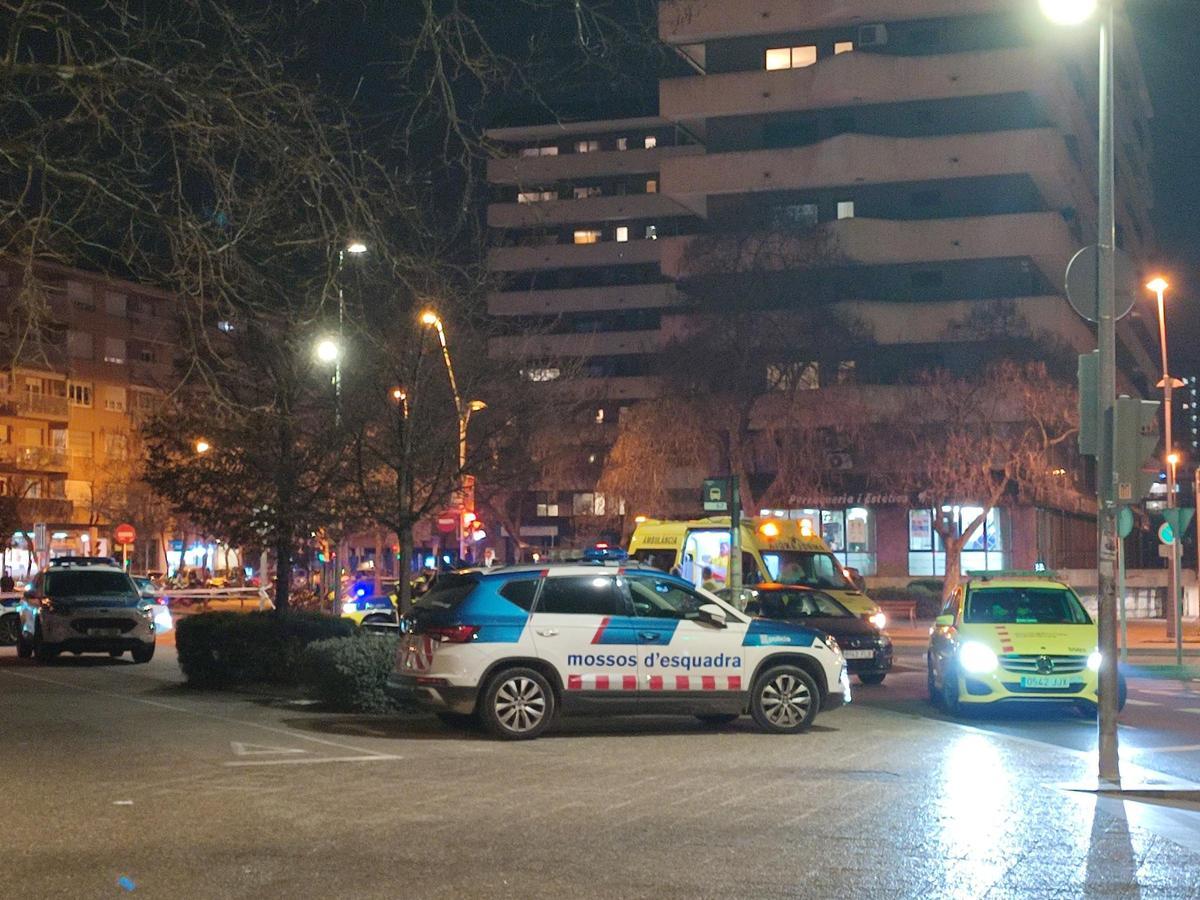 La zona on ha mort l'home, amb policies i ambulàncies.