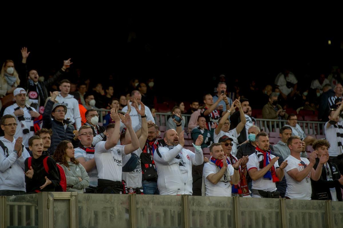 Aficionados del Eintracht invaden las gradas del Camp Nou.