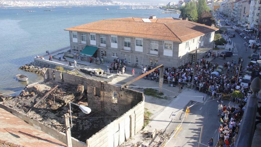 Medio millar de personas se concentran en Moaña en repulsa por el incendio del astillero de Casqueiro