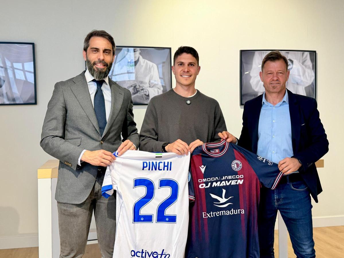 Pinchi, en el centro, junto a Sergio Salguero, CEO de Dihex; y Manuel Mosquera, director depotivo.