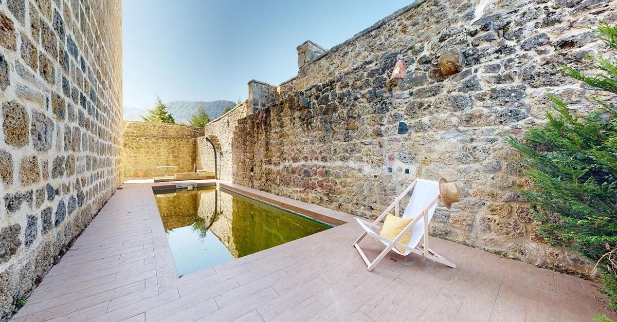 Vista de la piscina de la que dispone el castillo de Lezana.