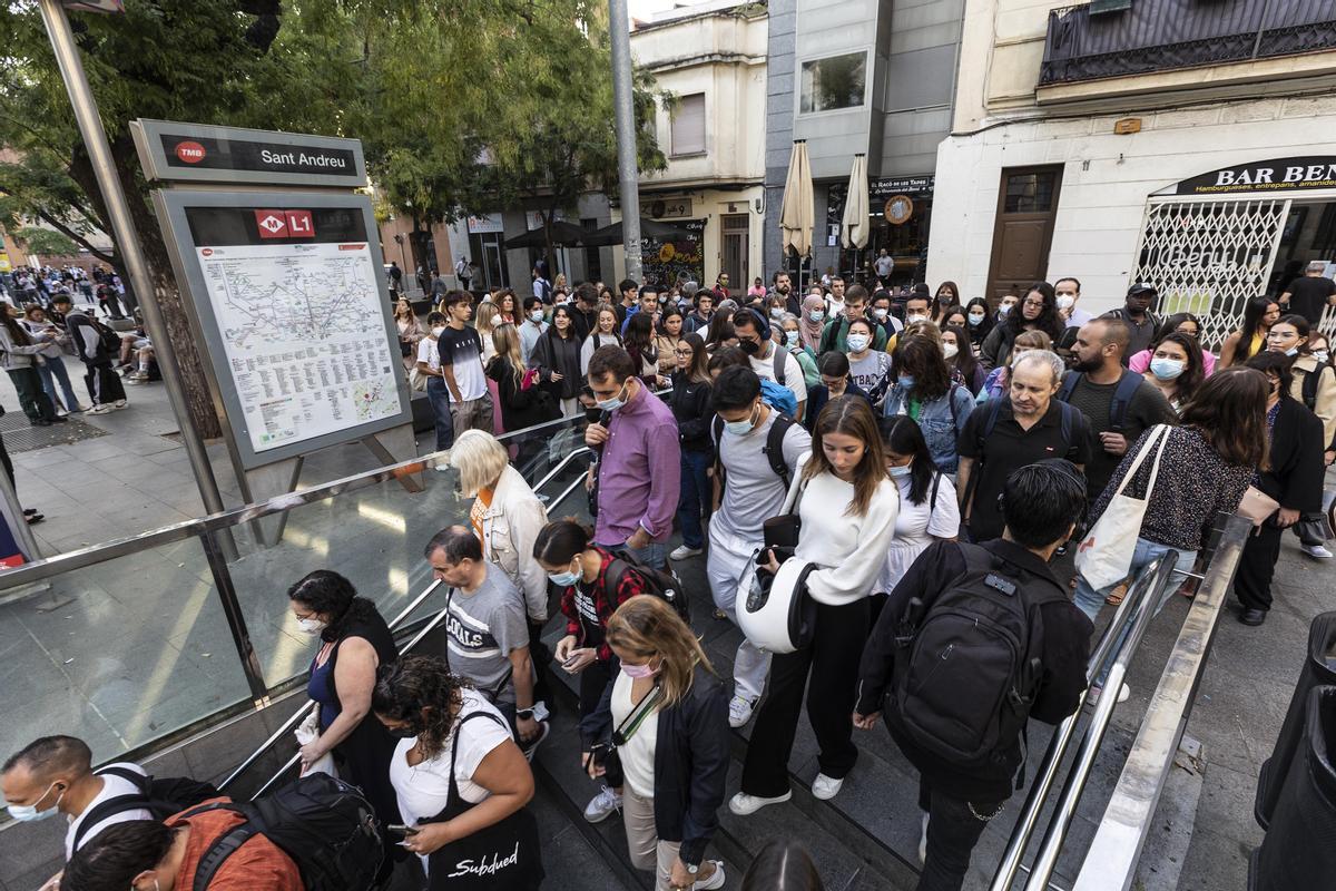 Aglomeración de viajeros de Rodalies en el acceso al metro de Sant Andreu, a primera hora de la mañana de este lunes.