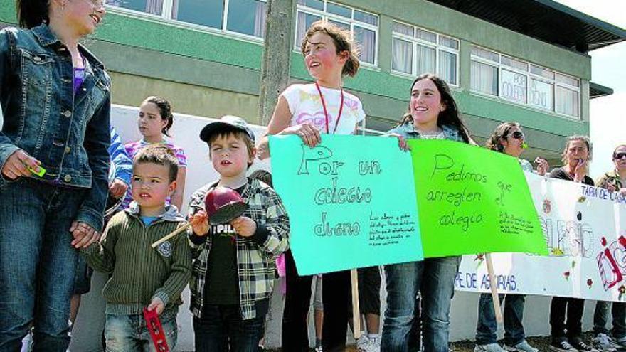 Padres y alumnos manifestándose, el miércoles, frente al colegio tapiego.