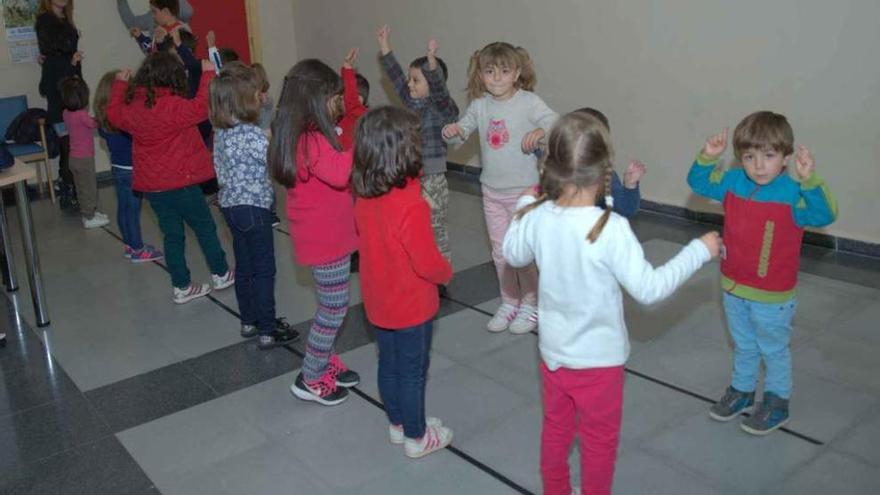 Niños, en una clase de baile.