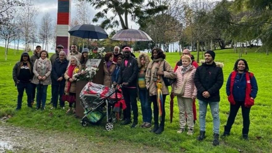 Un momento de la ofrenda floral por las víctimas del sida, ayer, en el parque gijonés de Los Pericones.