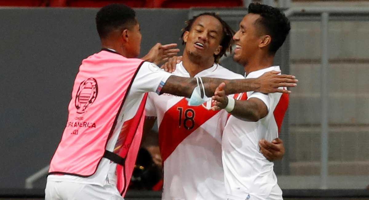Carrillo, en el centro de la imagen, es felicitado por sus compañeros.