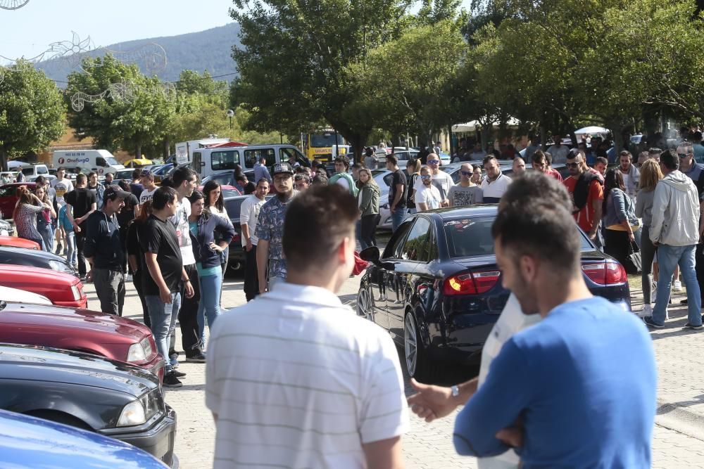 Múscia a todo volumen y coches de diseño en la playa redondelana