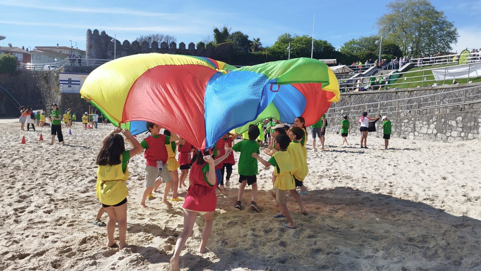 Día de juegos y playa. Más de 300 escolates de Llanes se reúnen en El Sablón por sus VI "Olimplayas"