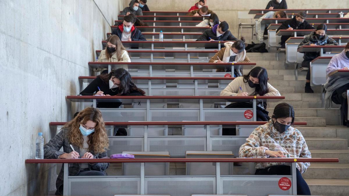 Estudiantes en la facultad de la Universidad de Murcia (UMU),  durante un examen.