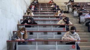 Estudiantes en la facultad de la Universidad de Murcia (UMU), durante un examen.