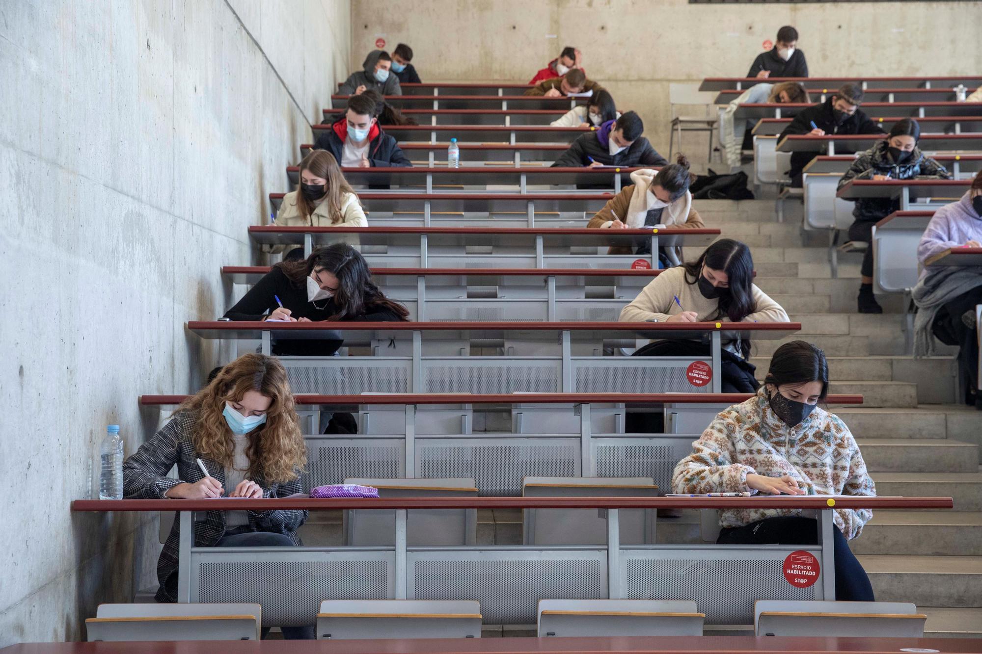 Estudiantes de economía de la facultad de la Universidad de Murcia (UMU),  durante un examen.