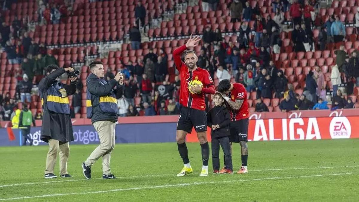 Vedat Muriqi grüßt seine Fans im Stadion.