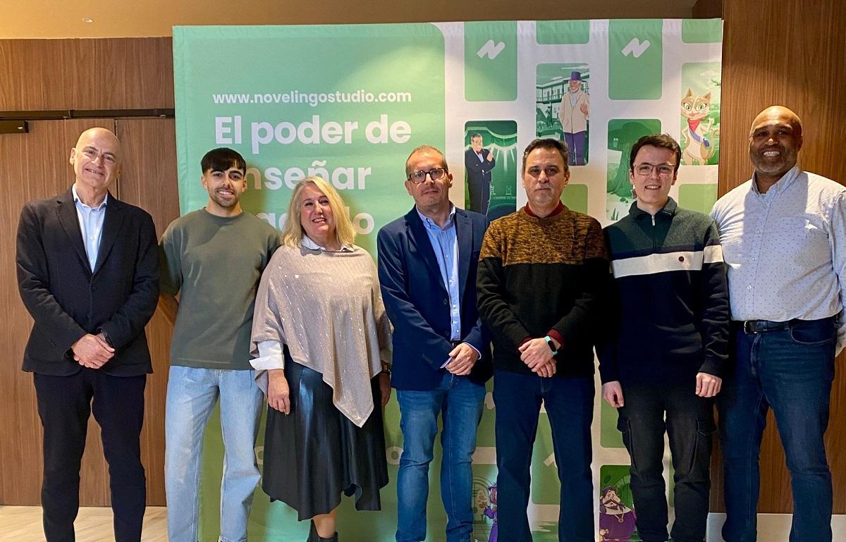 Daniel Cañete, en el centro de la imagen, con parte del equipo de Novelingo, durante la presentación.