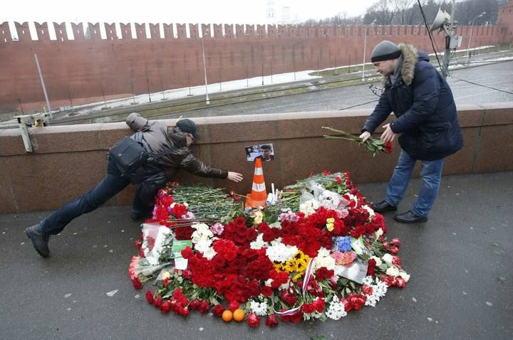 Cientos de personas despiden con flores a Boris Nemtsov