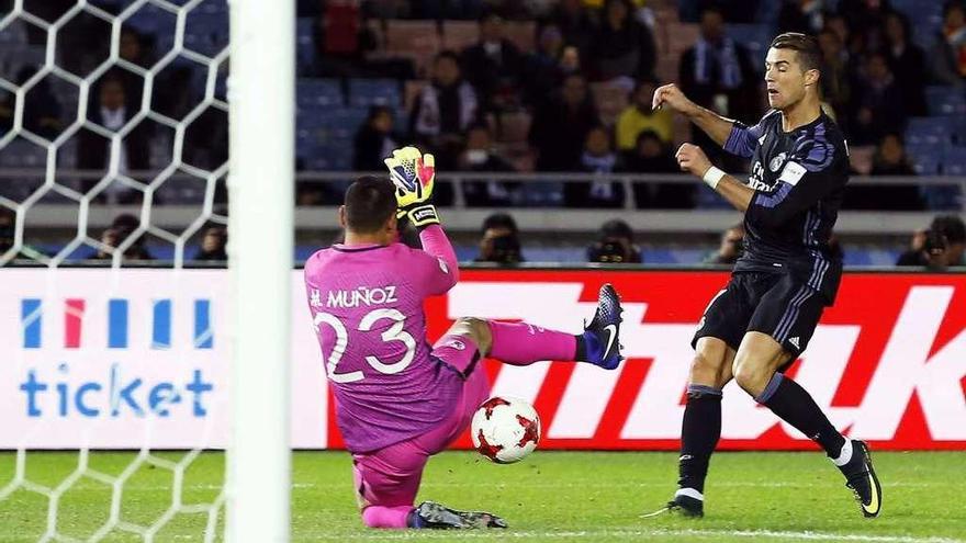 Cristiano Ronaldo supera al portero del América en la jugada del segundo gol. // Yuya Shino