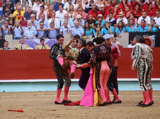 La grave cornada a Morante de la Puebla enturbia la tarde colosal de Daniel Luque