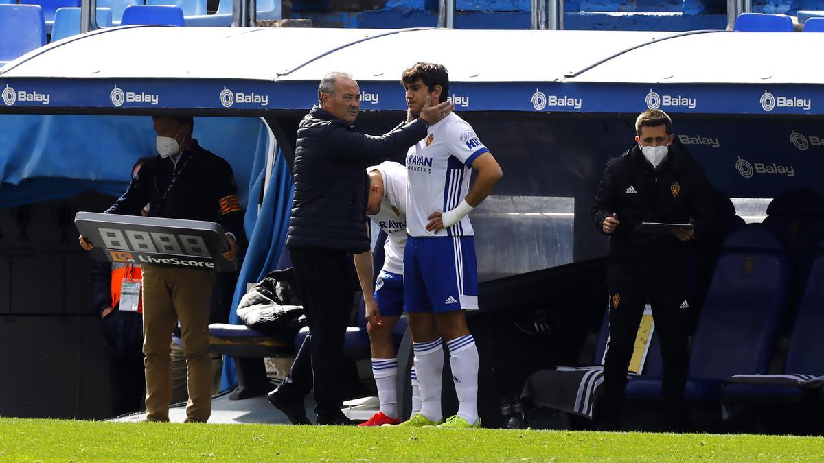 JIM dialoga con Azón antes de su salida en el partido ante el Almería.