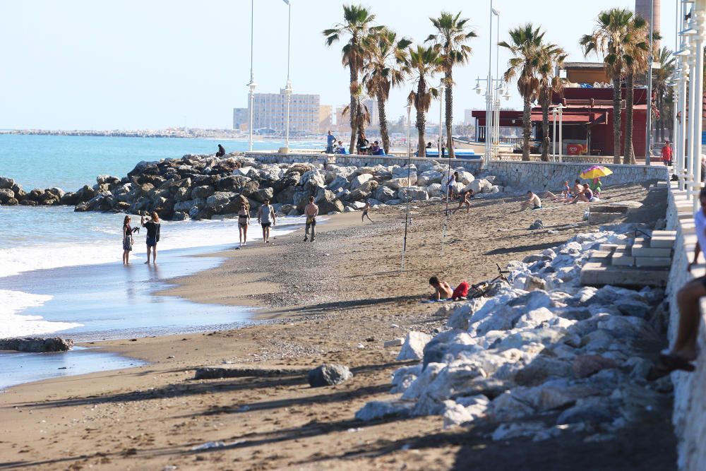 Los vecinos del barrio de Huelin se quejan del mal estado de la playa y piden responsabilidades al Ayuntamiento de Málaga