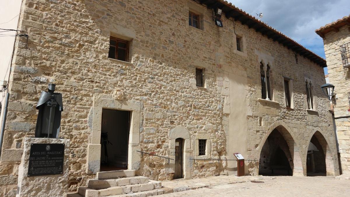 Façana de l'edifici on es troba ubicat l’ajuntament d'Ares, que està declarat com a bé de rellevància local.