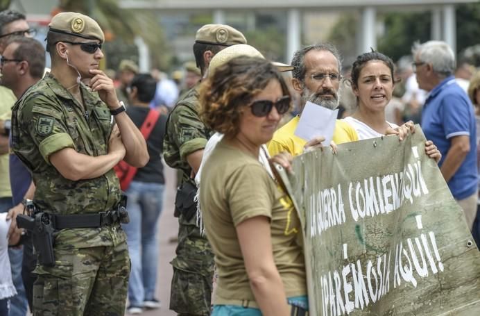 LAS PALMAS DE GRAN CANARIA A 03/06/2017.Protesta de activistas por el Día de las Fuerzas Armadas en Plaza de las Islas Canarias. FOTO: J.PÉREZ CURBELO