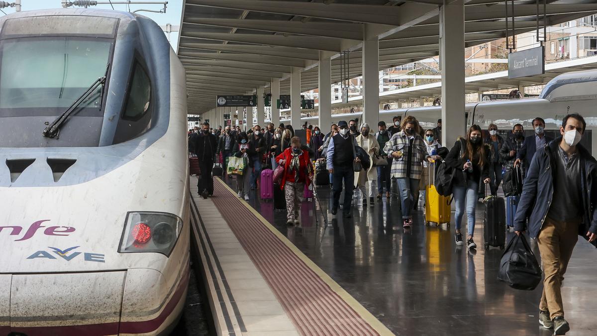 Pasajeros del AVE llegando a Alicante desde Puerta de Atocha