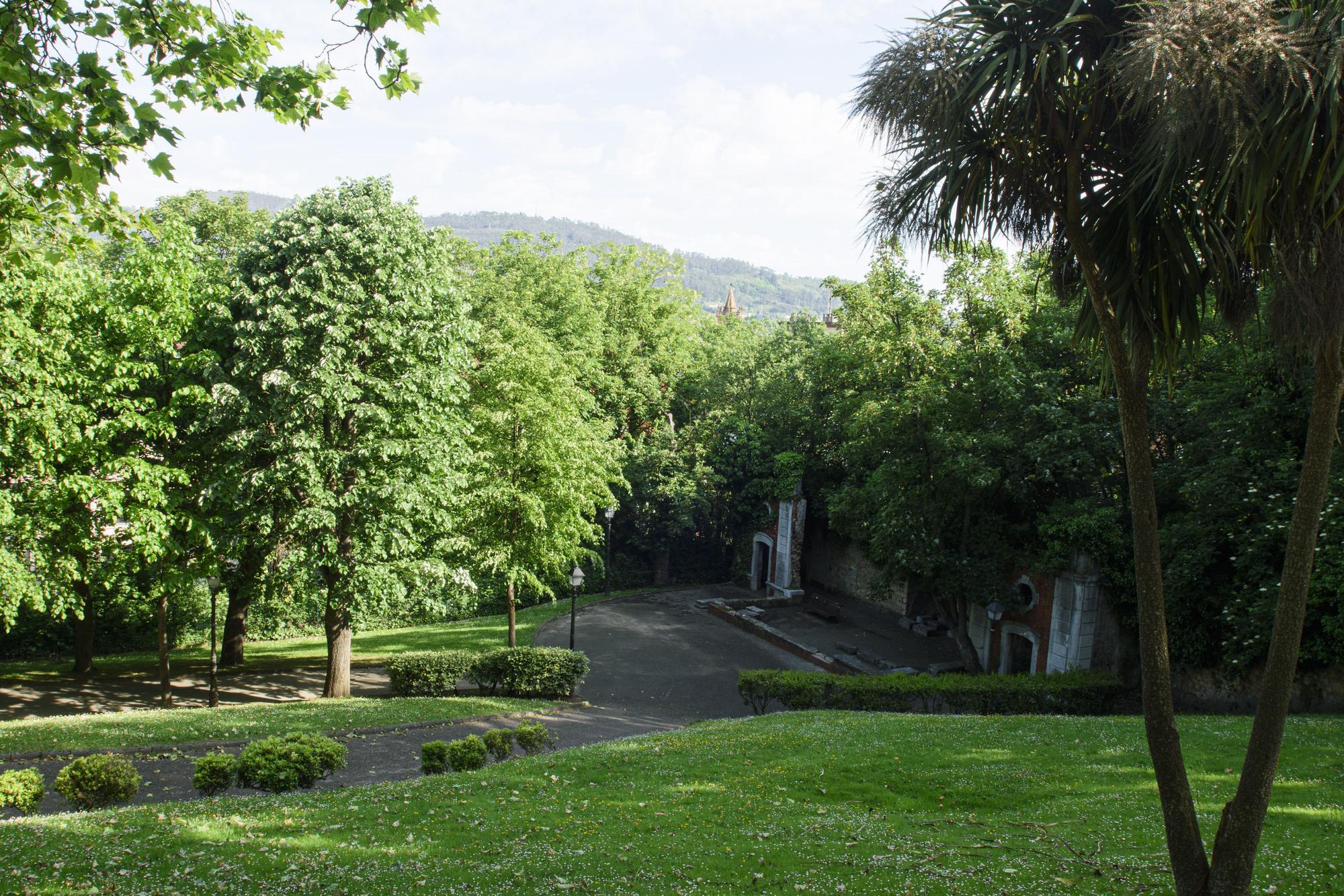 EN IMÁGENES: Así fue la primera visita guiada por los jardines de La Rodriga en Oviedo