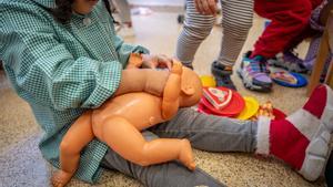 Barcelona 05/04/24 Sociedad. Foto de niños de entre 4 y 5 años del colegio ceip diputació.  Para reportaje sobre identidad de género en infancia. Tenemos permiso de que salgan con el rostro, porque todos tiene el consetimiento firmado por la escuela, según su directora Marta Ortiz. AUTOR: MANU MITRU