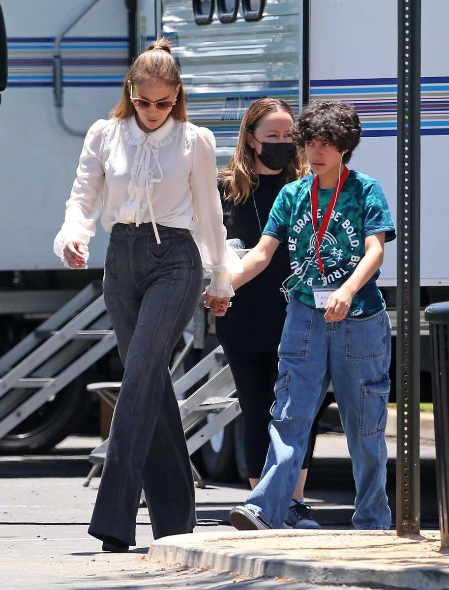 Jennifer Lopez, con vaqueros 'wide leg', pasea con su hija Emme