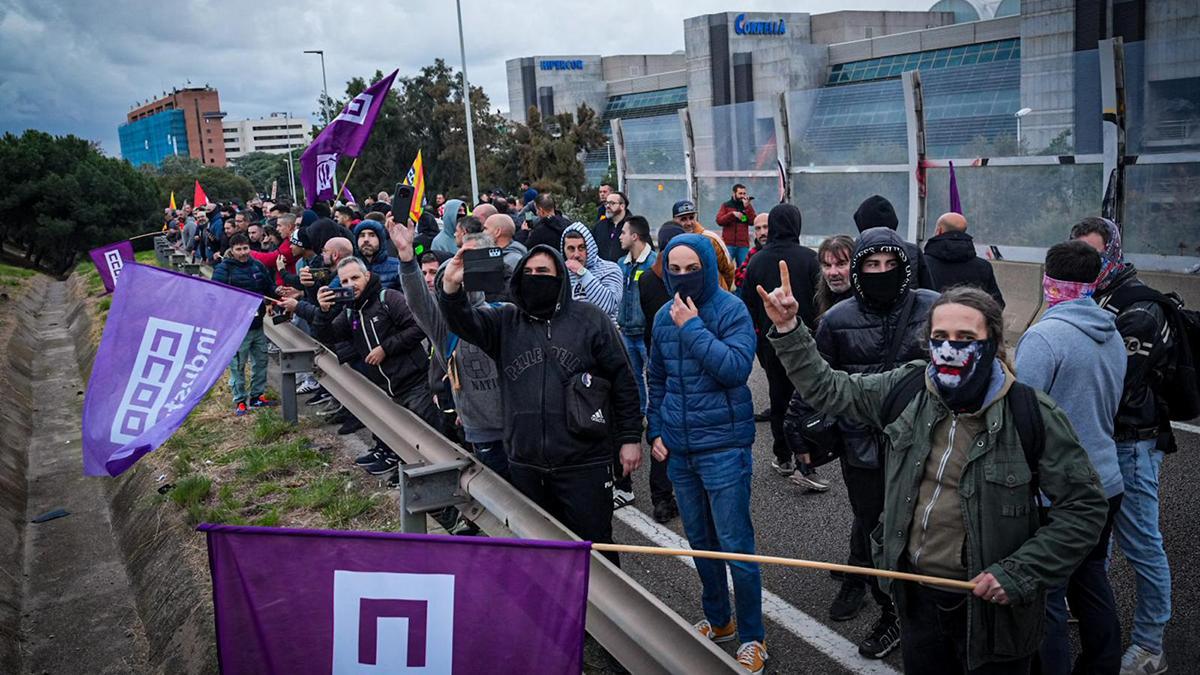 Manifestación de los trabajadores del metal en la B-20, a la altura de Cornellà Manifestación de los trabajadores del metal en la B-20, a la altura de Cornellà