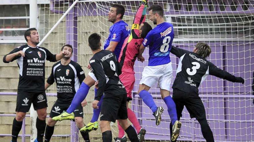 David ataja un complicado balón tras un saque de esquina.