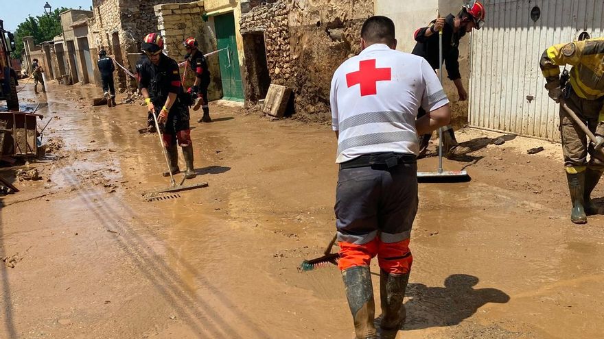 Un miembro de Cruz Roja, limpiando las calles afectadas por las tormentas en Aragón.