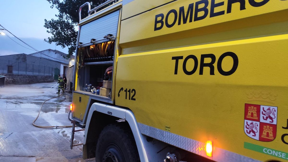 Los bomberos de Toro intervienen en Abezames debido al desbordamiento del regato Adalia.
