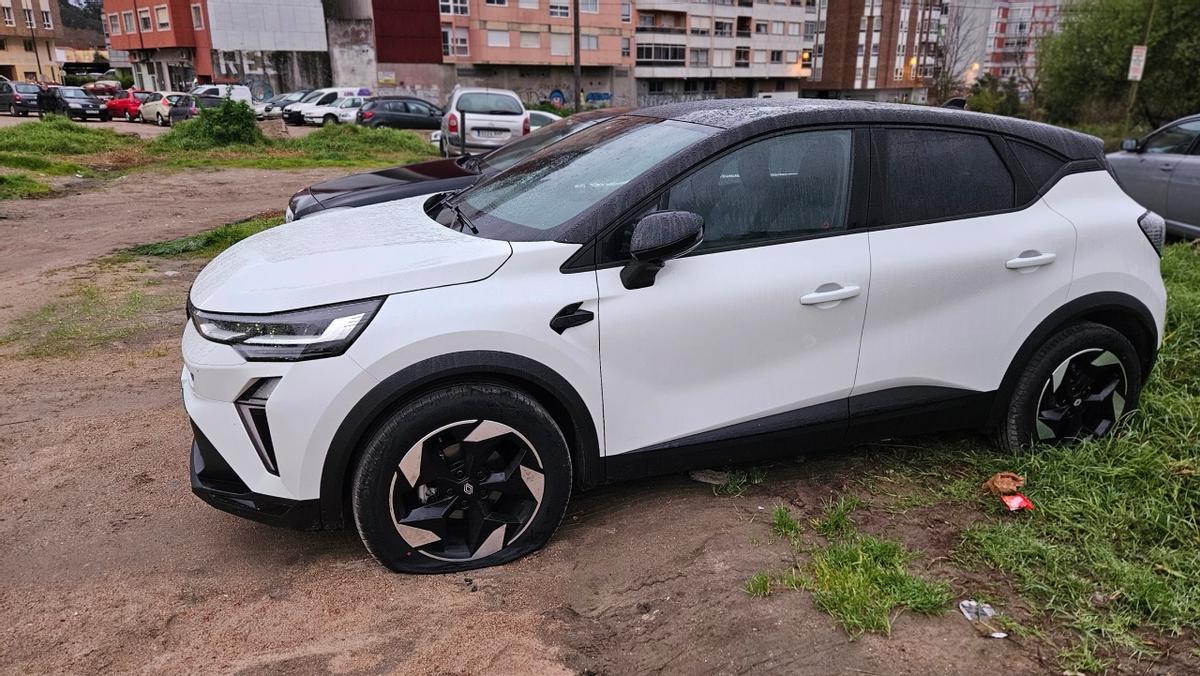 Coches de aficionados del Lyon con las ruedas pinchadas en el entorno de Balaídos.