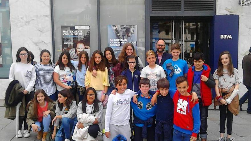 Los alumnos posan ante la sede del banco en la plaza de Galicia de Vilagarcía