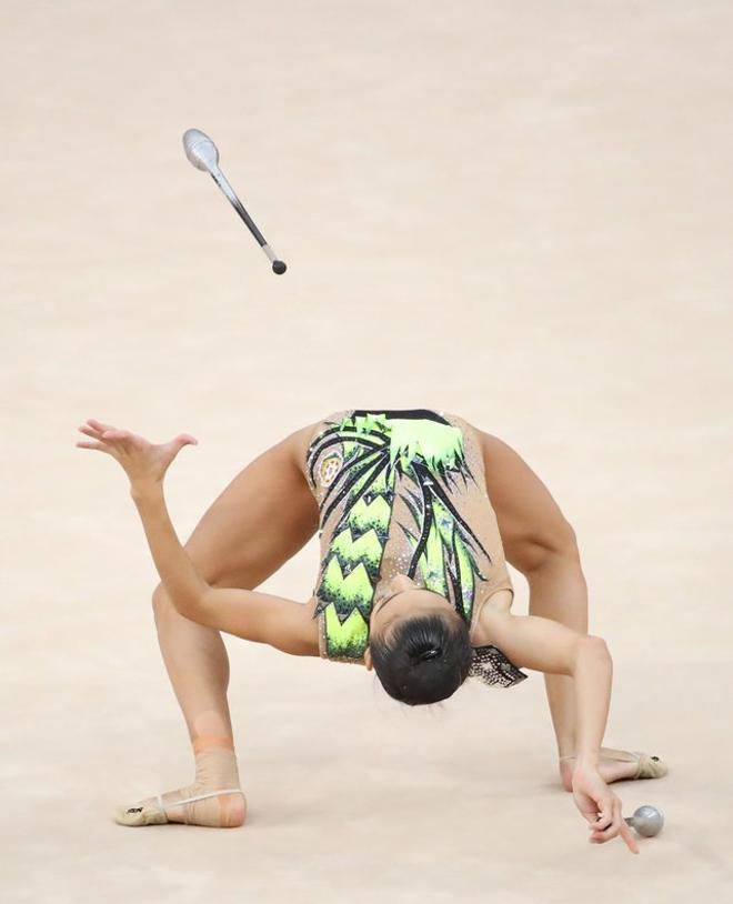 Zohra Aghamirova de Azerbaiyan ejecuta su ejercicio durante la final individual de mazas del Mundial de Gimnasia Rítmica disputado en Baku.