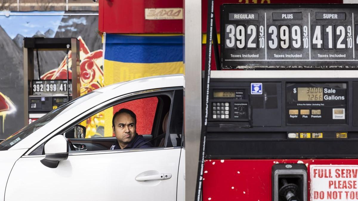 Un hombre espera para llenar el depósito de gasolina en Nueva Jersey.
