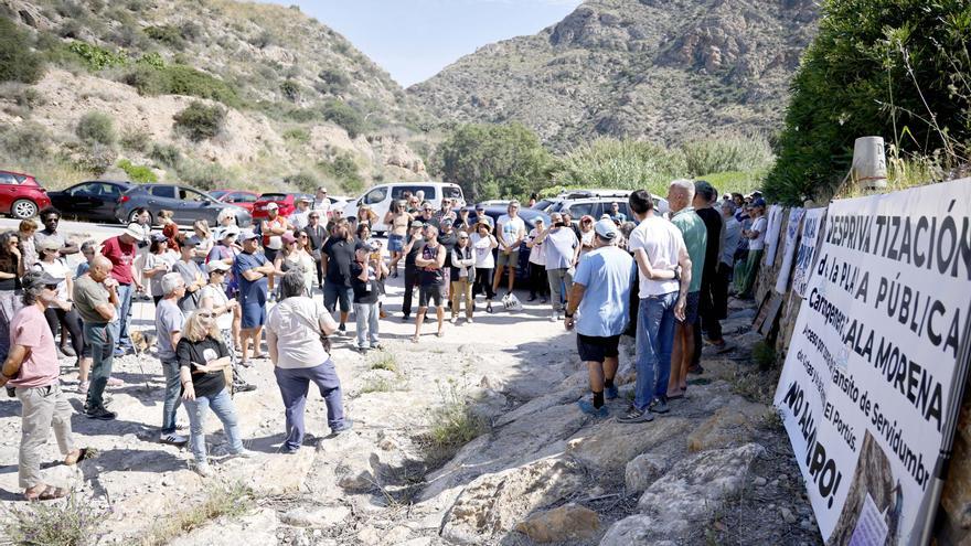 Más de 500 personas acceden a Cala Morena a través del camping del Portús
