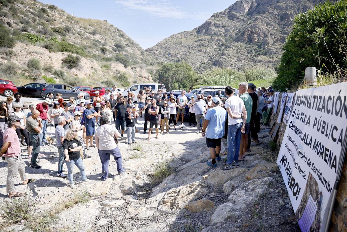 Vecinos de El Portús se manifiestan frente al camping en una imagen tomada en mayo.