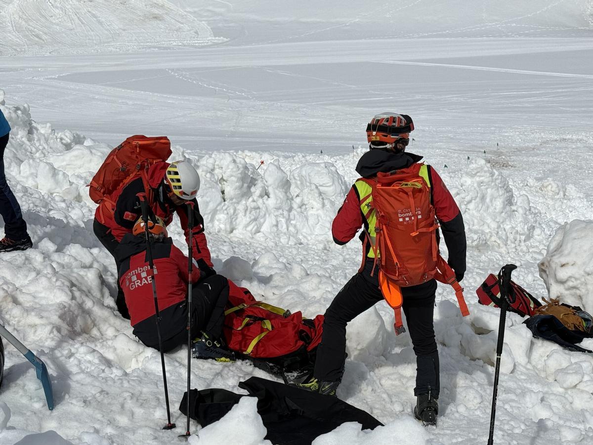 Bombers rescatant una persona atrapada, en el simulacre d'allau de La Molina. Bombers rescatant una persona atrapada, en el simulacre d'allau de La Molina.
