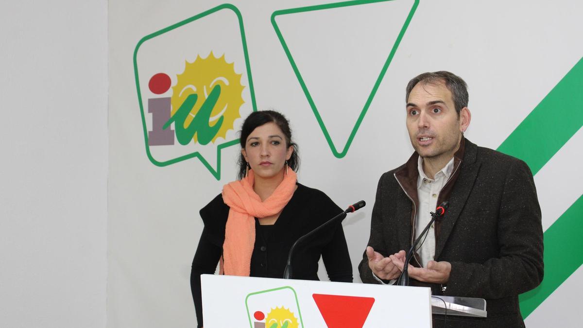 El coordinador de IU Andalucía, Toni Valero, y la coordinadora provincial de IU Málaga, Toni Morillas.