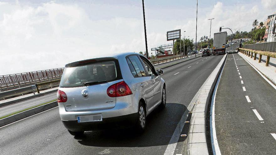 Varios de los «captafaros» instalados en el tramo más peligroso del carril bici del Acceso Sur.