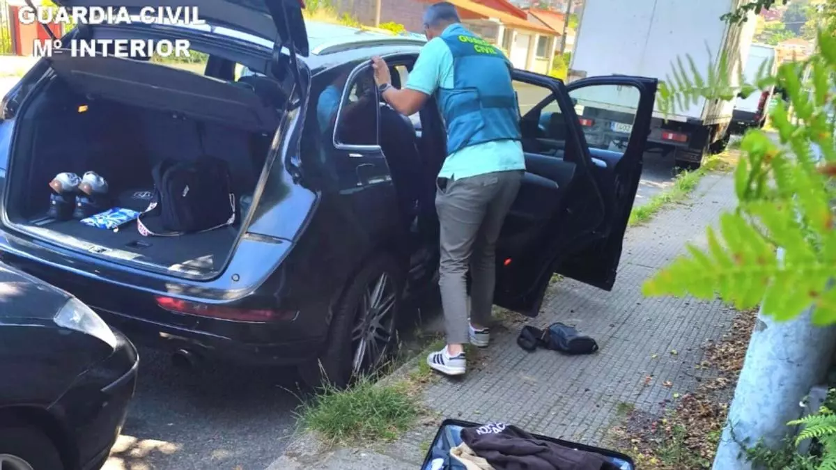 Detenidos los atracadores que robaron a punta de pistola 57.000 euros de un banco en Pazos de Borbén